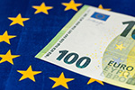 100 Euro Schein auf EU Flagge